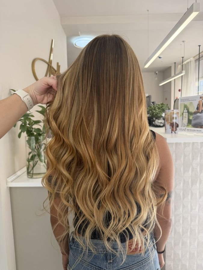 Cabelo comprido com balayage loiro mel e ondas largas, visto de costas, no salão Amalfi Beauty Hair no Estoril